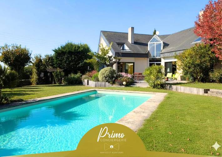 Location de vacances pour 12 personnes, avec vue ainsi que jardin et piscine à Savenay