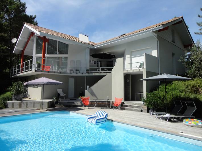 Gîte pour 8 personnes, avec piscine, adapté aux familles à Biscarrosse