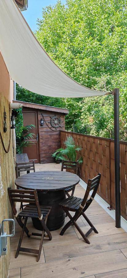 Appartement entier, Le Repaire des Pirates Séjour Insolite - 10 min de Colmar in Sainte-Croix-en-Plaine, Région de Colmar
