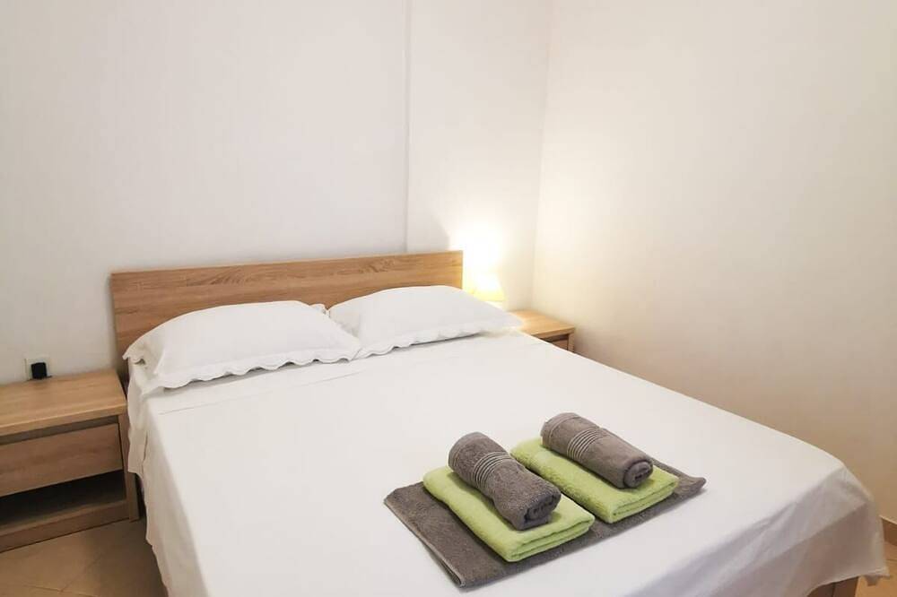 Ganze Wohnung, 2-Zimmer-Ferienwohnung mit Terrasse und Meerblick Mimice, Omis in Marusici, Split-Dalmatien