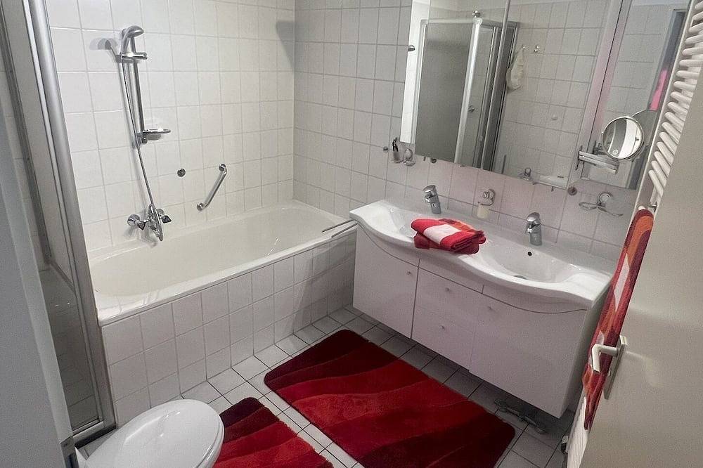 Bungalow Happy Holiday en Geniet Direct aan het Water met Eigen Aanlegsteiger in Lemmer, Ijsselmeer