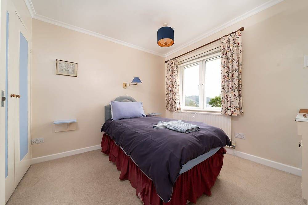 Seagulls, pet friendly, five bedroom riverside cottage in St Mawes, sleeping 10-11 in St Mawes, Cornwall