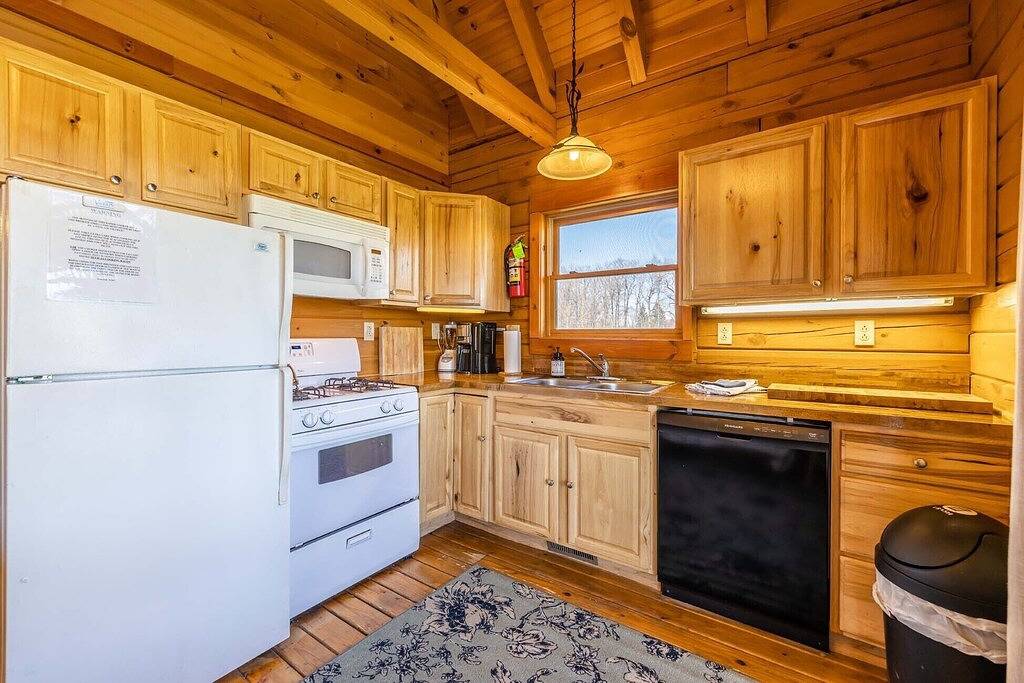 Private Seneca Lake View Cabin, Walkable, Wineries, Fire Pit, Near Geneva! in Seneca Lake