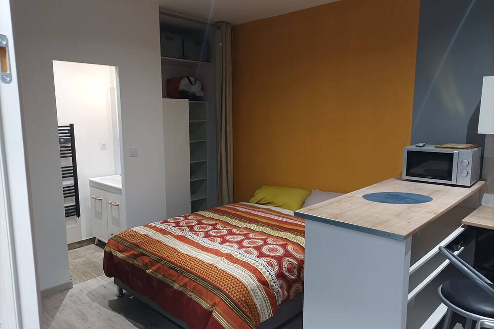 Entire apartment, Fully equipped studio. Welcome to Seamora in Saint-Étienne, Pilat Regional Nature Park