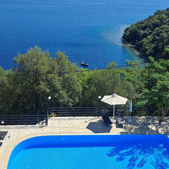 Διαμερίσματα διακοπών για 2 άτομα, με πισίνα και ταράτσα καθώς και θέα και κήπο στην Παραλία Κερασιά