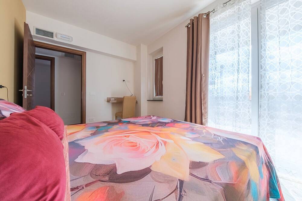 Entire apartment, Apartment 'Grace Home 2' with Sea View, Wi-Fi and Air Conditioning in Milazzo, Messina Province