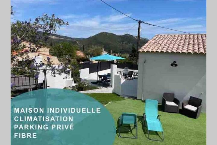 Location de vacances pour 4 personnes, avec vue et jardin à Le Revest-les-Eaux