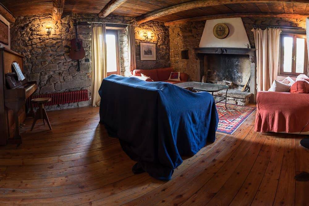 Tuscan Villa with Private Pool and stunning views sleeping up to 8 people in Castiglione di Garfagnana, Garfagnana
