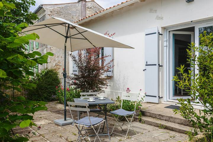 Gabae - Les Volets Gris: Comfortable Holiday Home with Wi-Fi and Remote Work Space in Puyravault, Rochefort region