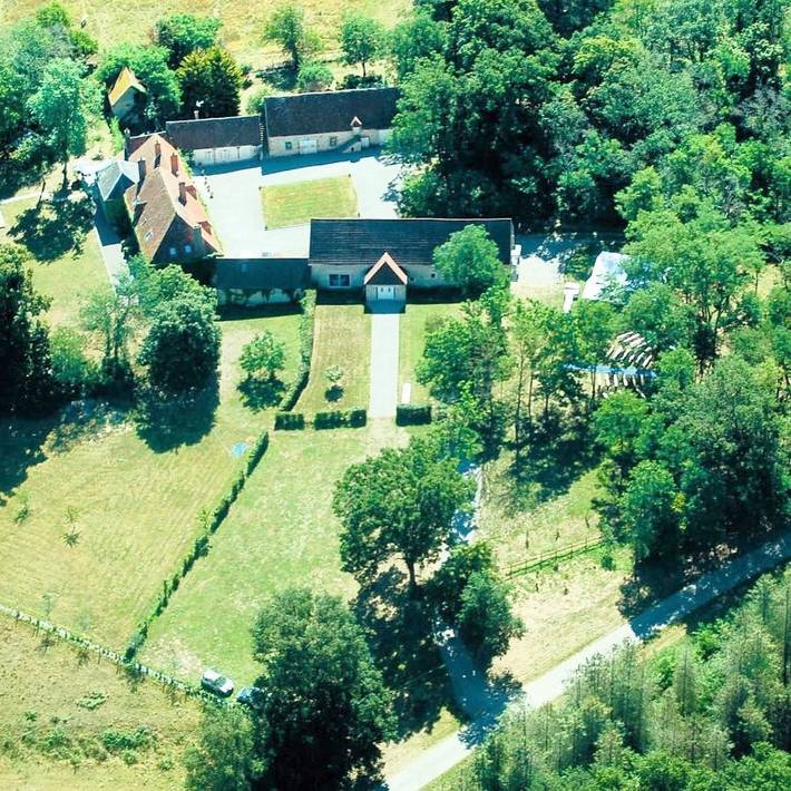 Gîte pour 10 personnes, avec jardin et terrasse à Chemilly