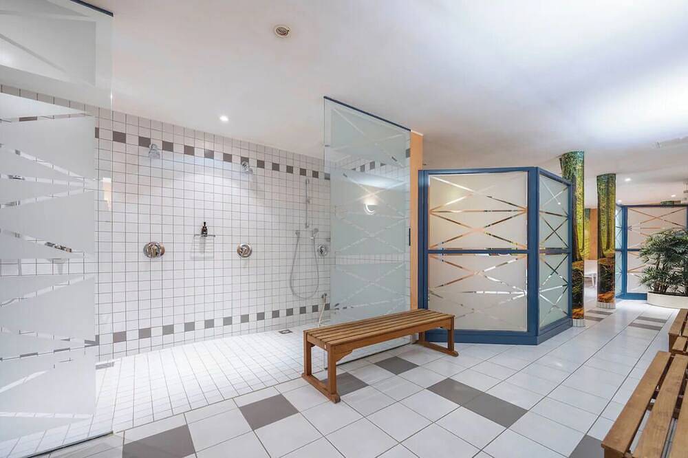 Relax Unit Near Kettwiger Stadtwald With Bistro Dining Pet Friendly Free Parking in Heiligenhaus, North Rhine-Westphalia