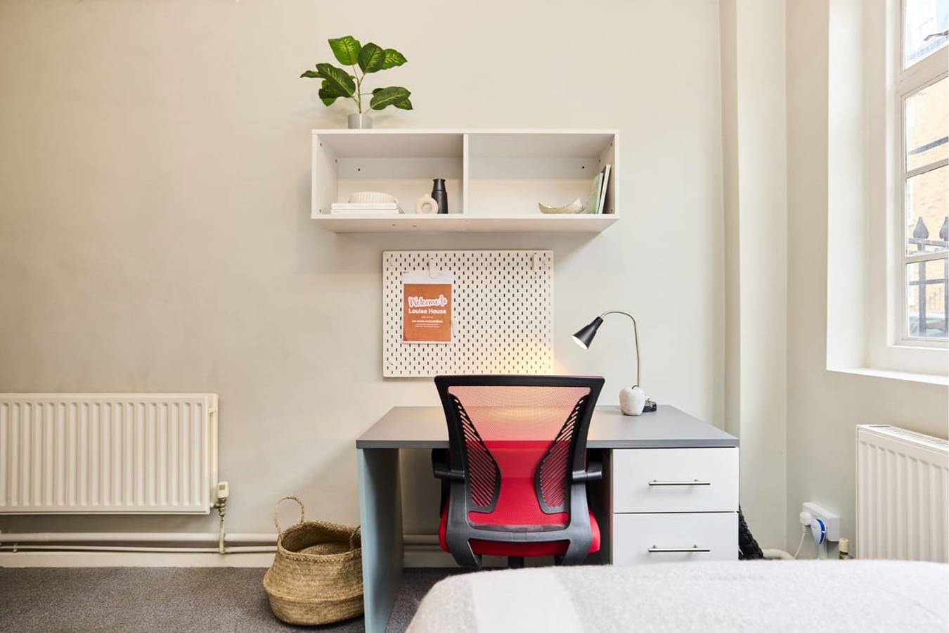 Entire apartment, Deluxe Room 02 - Louise House Summer Youth Accommodation in London, South East England