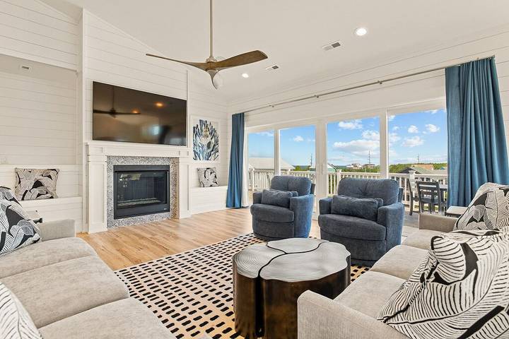 Vacation rental for 28 people, with hot tub and balcony in Hatteras Island