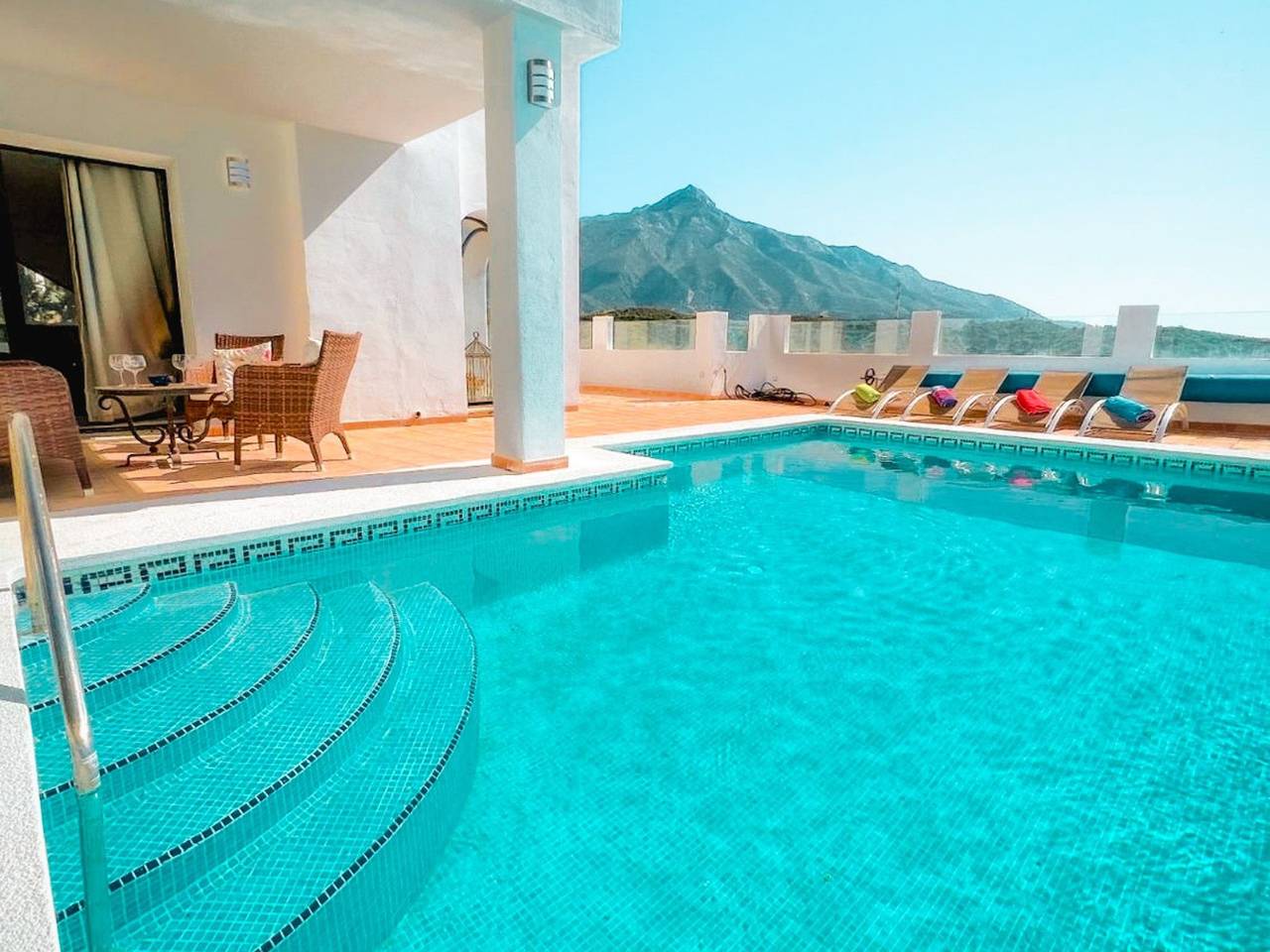Schöne 4Bdr-Villa mit fantastischer Aussicht in Nueva Andalucia Golf Valley, Marbella