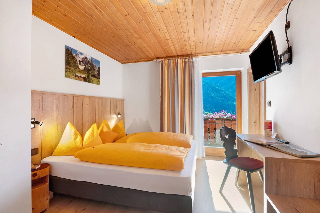 Camera 'Doppelzimmer 8' con vista sulle montagne, terrazza privata e Wi-Fi in San Pietro (Bolzano), Funes