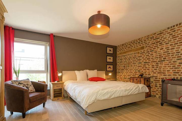 Location de vacances pour 14 personnes, avec jacuzzi et sauna ainsi que terrasse et jardin, animaux acceptés à Marche-en-Famenne - 2