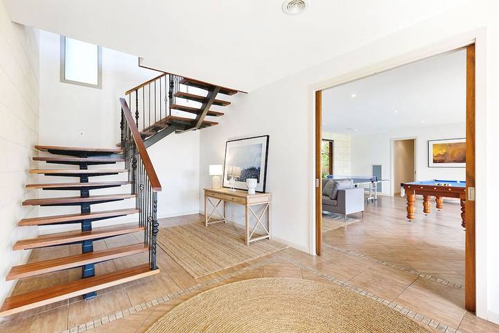 Holiday home for 14 people, with balcony and pool as well as garden in Portsea