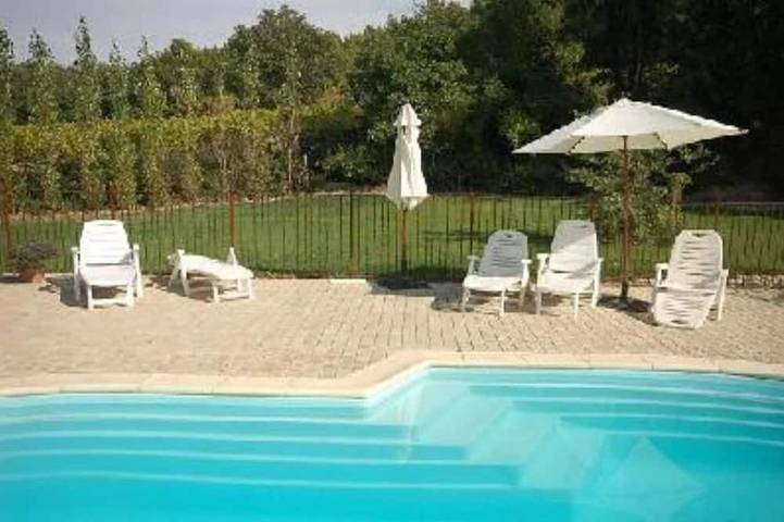 Gîte pour 3 personnes, avec Terrasse ainsi que Jardin et Piscine à Pernes-les-Fontaines