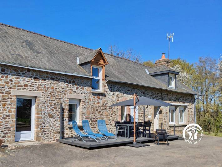 Gîte pour 6 personnes, avec Terrasse et Jardin à Ernée