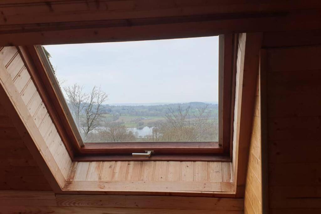 3 Bedroom Lodge over looking Lake Dathee & Golf Course in Saint-Germain-de-Tallevende-la-Lande-Vaumont, Région de Vire