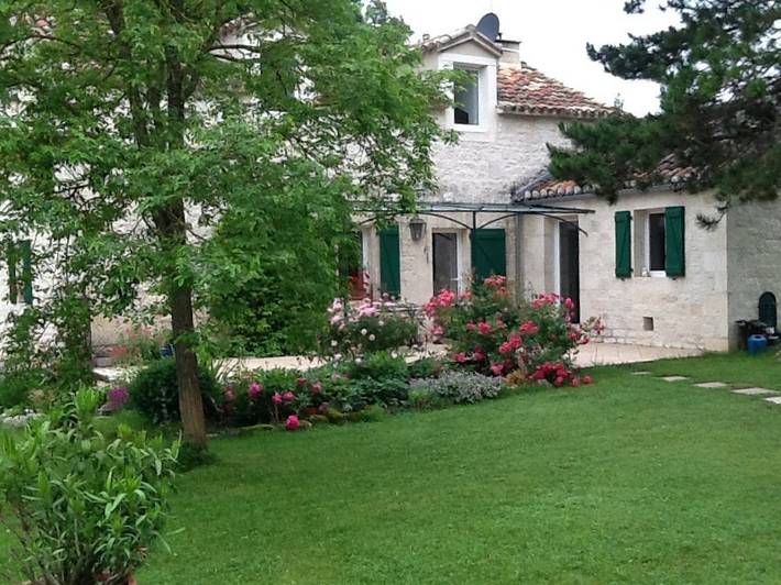 Gîte pour 5 personnes, avec piscine ainsi que jardin et terrasse, animaux acceptés à Laburgade