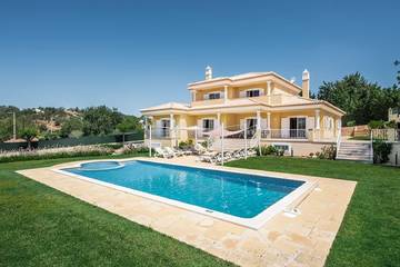 Gîte pour 12 personnes, avec piscine ainsi que balcon et jardin dans Pata De Cima
