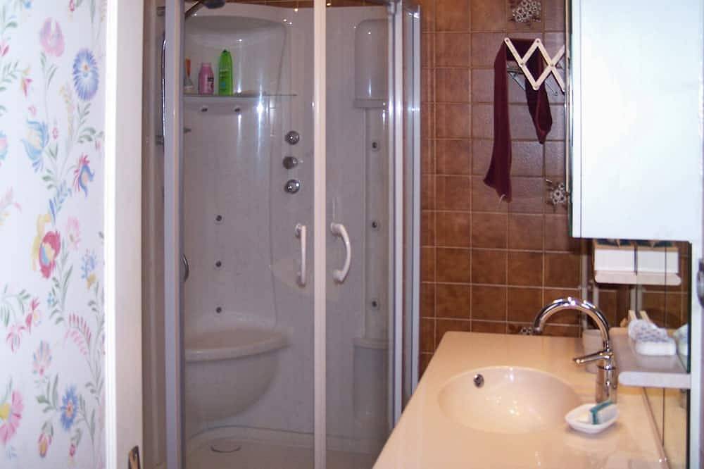 Authentique maison bretonne, donnant sur le port, 4 chambres, pour 8 personnes in Landunvez, Région de Brest