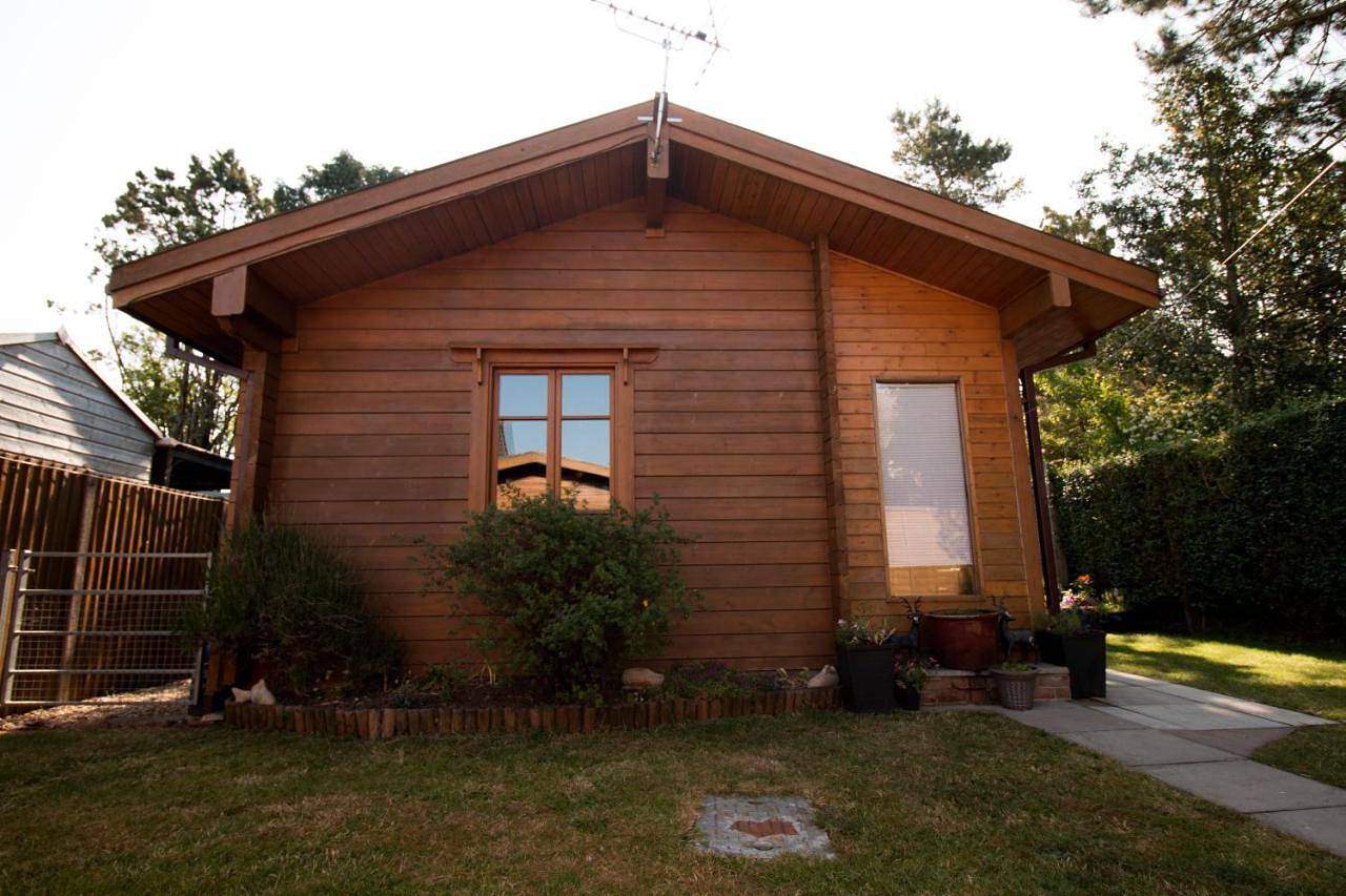 Entire apartment, Tranquil log cabin in Shepton Mallet, Somerset