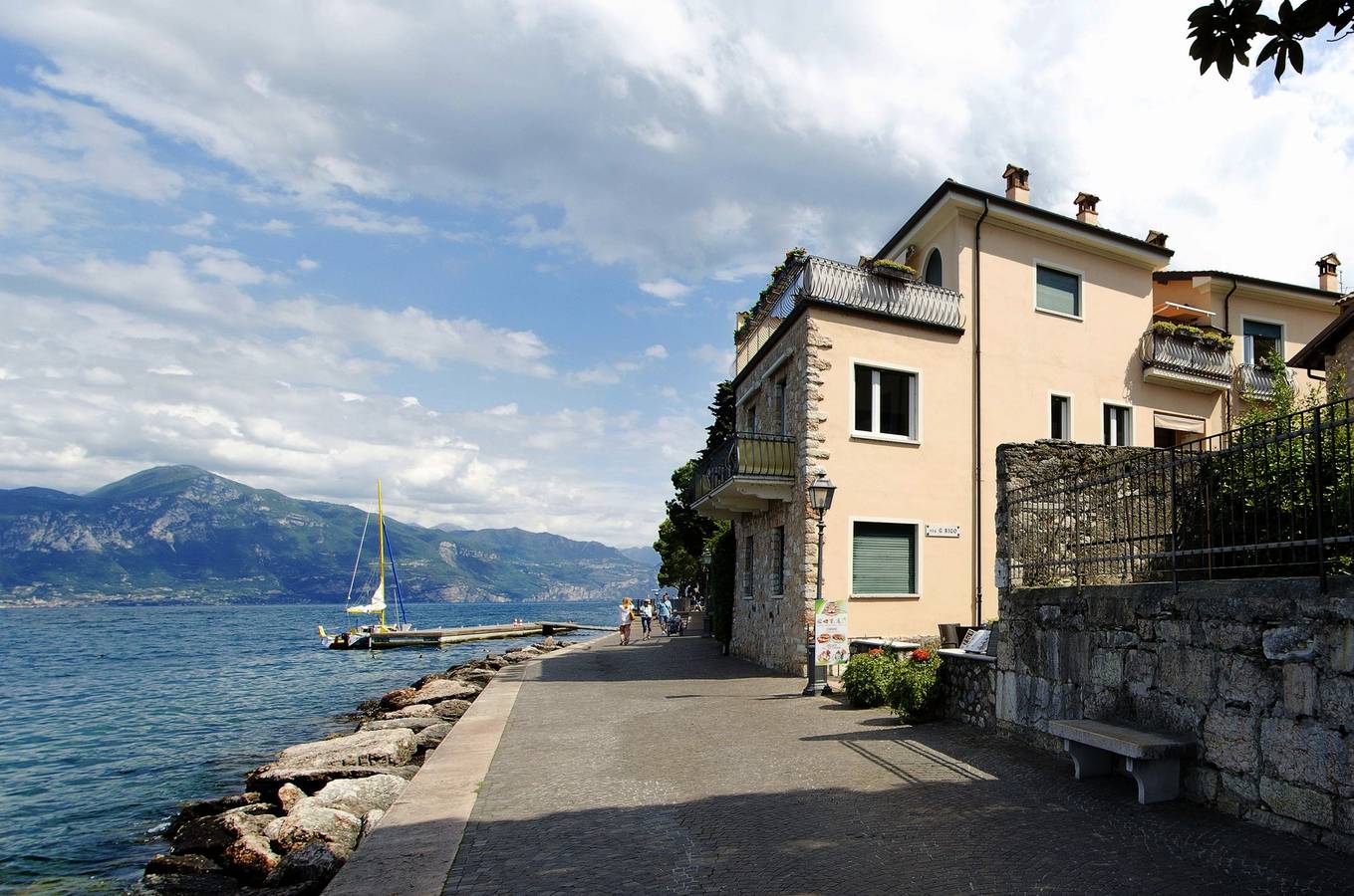 Hel lejlighed, Modern apartment on the lake in Torri del Benaco, Garda-Fjellene