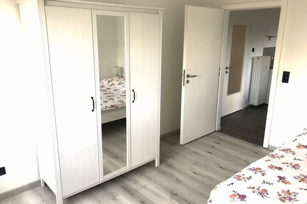 Entire apartment, Large apartment with 2 bathrooms and 2 large parking spaces in Leichlingen, Rheinisch-Bergischer Kreis