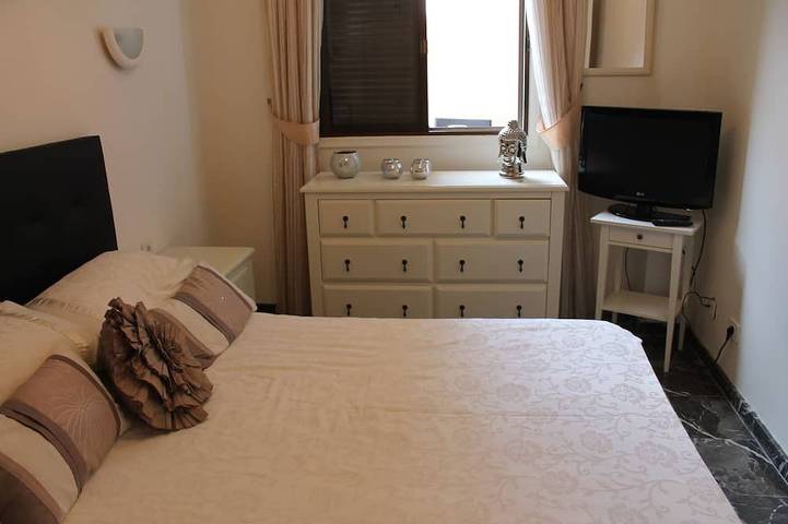 Appartement entier, Superbe appartement avec vue imprenable sur la mer et la falaise, 2 terrasses et wifi gratuit. in Playa de los Guíos, Santiago del Teide