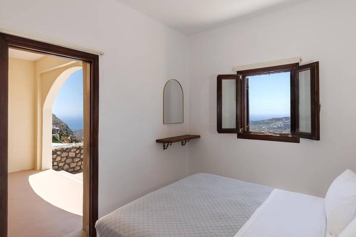 Apartment for 4 people, with hot tub and balcony in Santorini