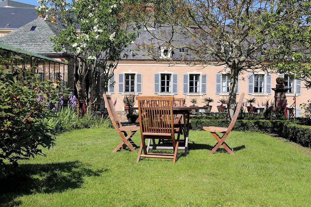 Large house with garden, close to the sea and the center of Cherbourg in Équeurdreville-Hainneville, Cherbourg-en-Cotentin