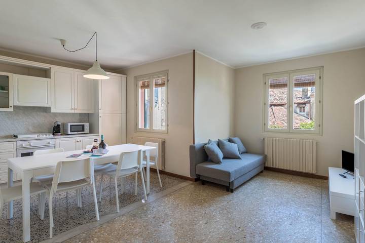 Appartement entier, Appartement 'in Piazza' avec Wi-Fi in Gardone Riviera, Montagnes autour du lac de Garde
