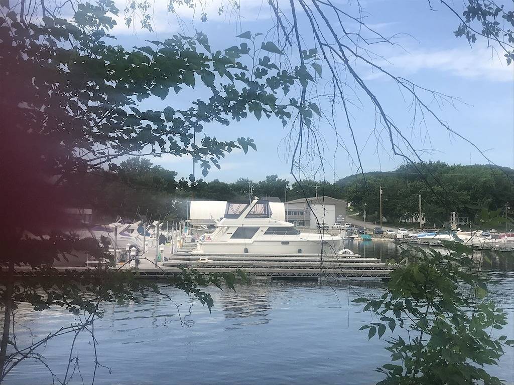 Ganze Wohnung, Schöne Bluff Top Wohnung mit Blick auf historischen Wabasha und Mississippi River. in Wabasha, Wabasha County