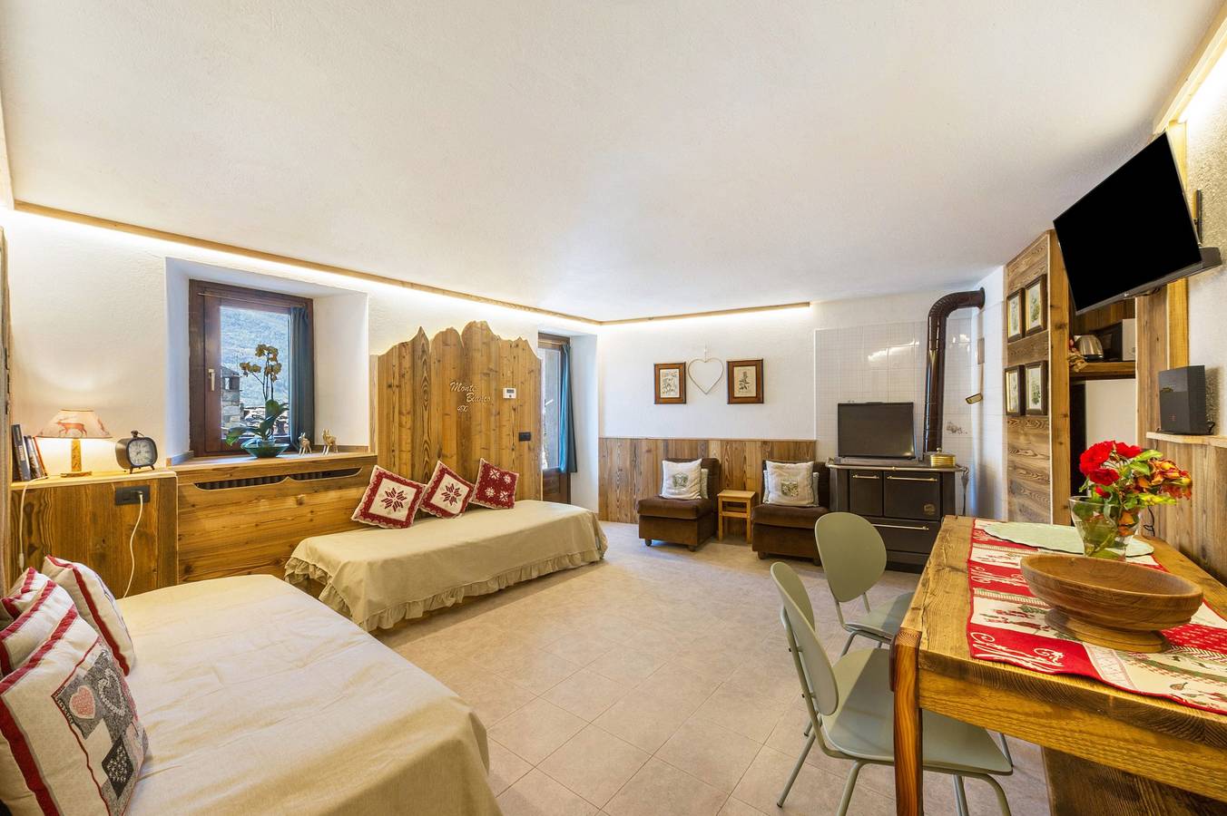 Cały apartament, Apartment 'Il Nido Di Letizia' with Mountain View, Private Garden and Balcony in Conoz, Comune di Châtillon