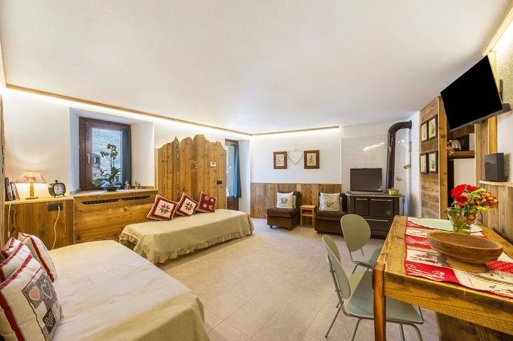 Entire apartment, Apartment 'Il Nido Di Letizia' with Mountain View, Private Garden and Balcony in Conoz, Comune di Châtillon