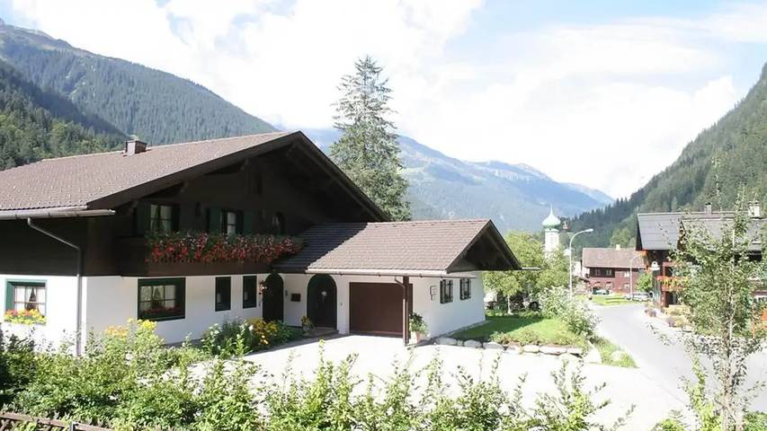 Gîte pour 10 personnes, avec terrasse ainsi que jardin et sauna dans Partenen