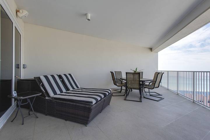 Vacation rental for 6 people, with pool and balcony as well as hot tub in Miramar Beach