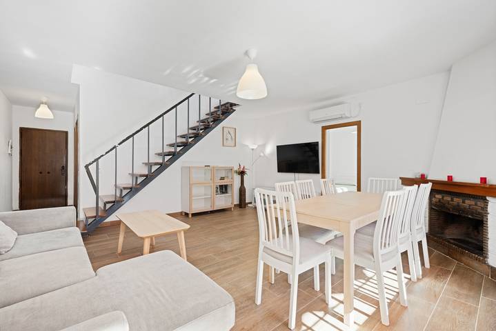 Casa Vacacional 'La Casa De La Cala Del Moral' con Piscina Compartida, Wi-Fi y Aire Acondicionado in La Cala del Moral, Rincón de la Victoria