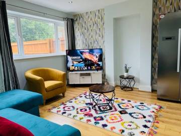Holiday Home for 9 People in Birmingham, Birmingham Area, Photo 1