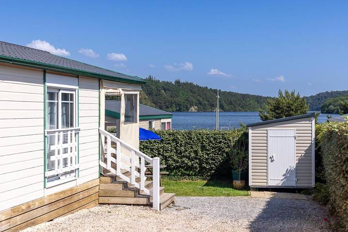 Location de vacances pour 6 personnes, avec Terrasse ainsi que Jardin et Vue sur le lac à Caurel