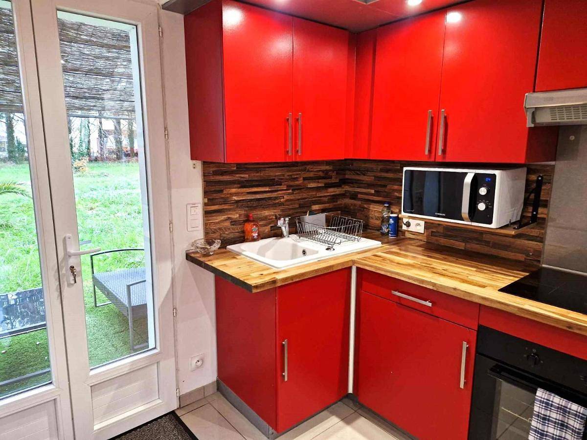 Appartement entier, 02 - Très joli 2 pièces avec 3 lits pouvant accueillir jusqu'à 5 personnes, situé au rdc avec entrée indépendante, une place de parking réservée devant l'entrée et terrasse sur l'arrière donnant sur parc arboré, tout le linge de maison est fourni in Razac-sur-l'Isle, Périgord Blanc