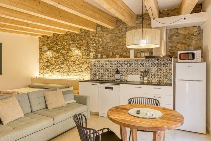 Hel lejlighed, Apartment 'Apartament Empordà' with Private Terrace, Wi-Fi and Air Conditioning in Forallac, Costa Brava