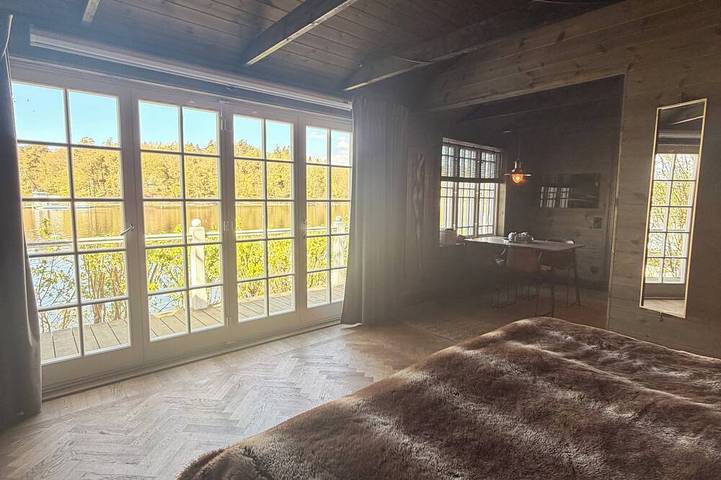 Lake cottage with its own dock and sandy beach in Nacka, Schwedische Ostsee