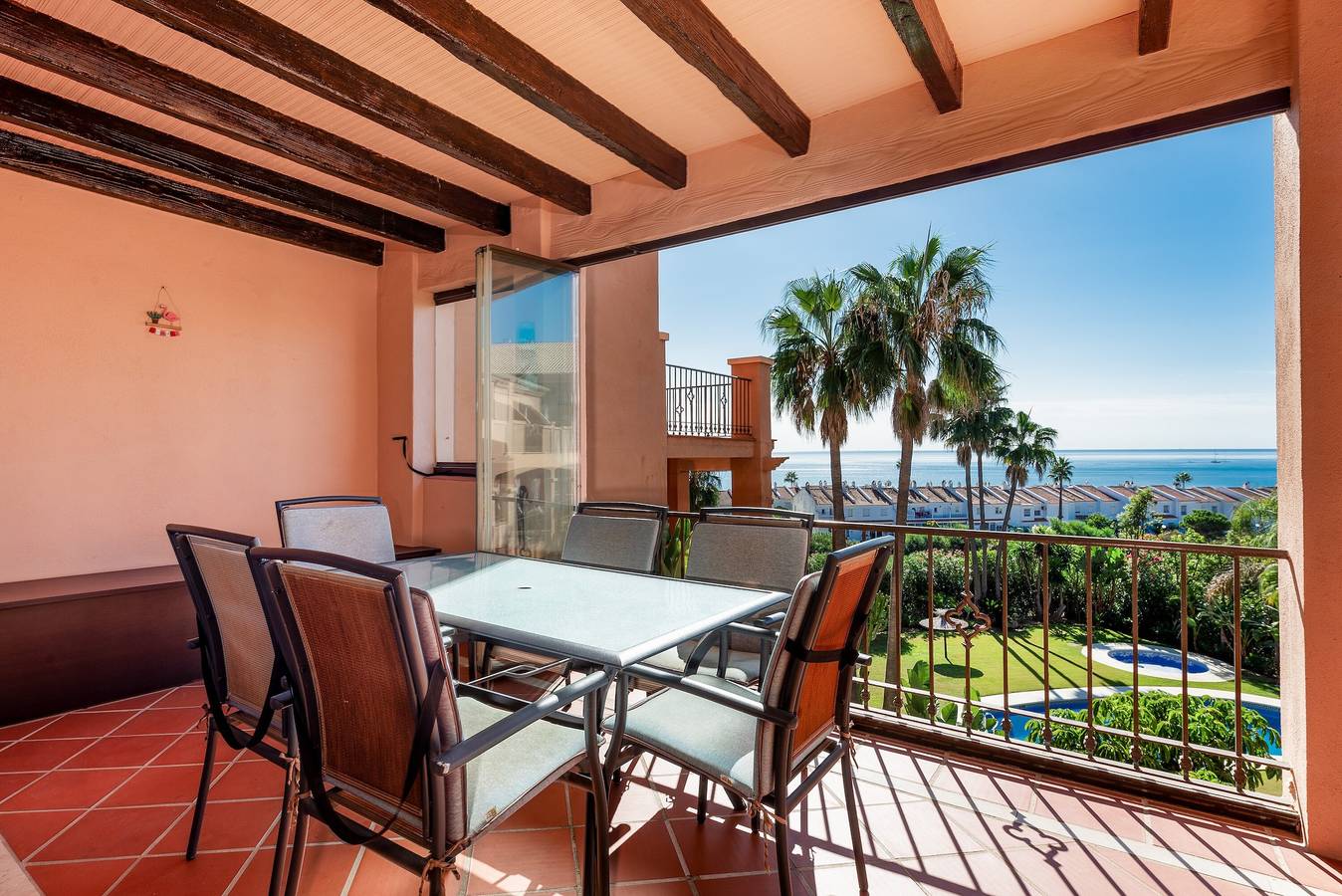Apartamento entero, Apartamento 'Casa Vasari' con vistas al mar, Wi-Fi y aire acondicionado in Alboran Hills, Manilva