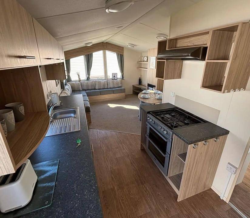 Seaside Caravan Sleeps 5 - Decking, Parking, Pets in Rhyl, Denbighshire
