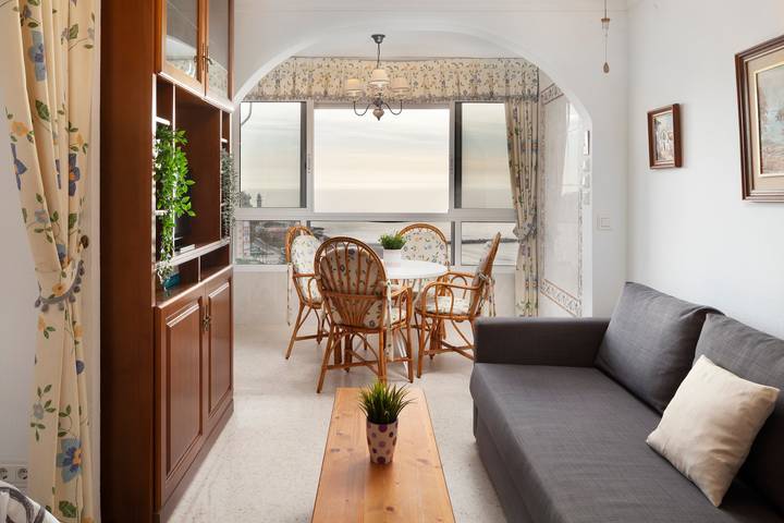 Hel studio-lejlighed, Frontline Beautiful Studio A48 with Sea Views, Shared Pool and Wi-Fi in Torrox Costa, Torrox