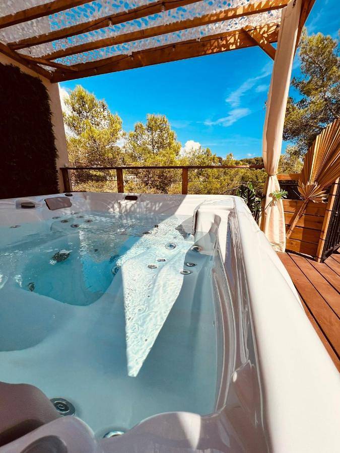 Tente pour 2 personnes, avec terrasse ainsi que jardin et jacuzzi