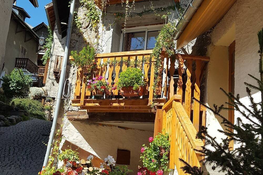 The 2 Alpes / Venosc, 10 pers. New with steam room, sauna, jacuzzi. in Vénosc, Les Deux Alpes